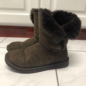 UGG BAILEY BUTTON size 6